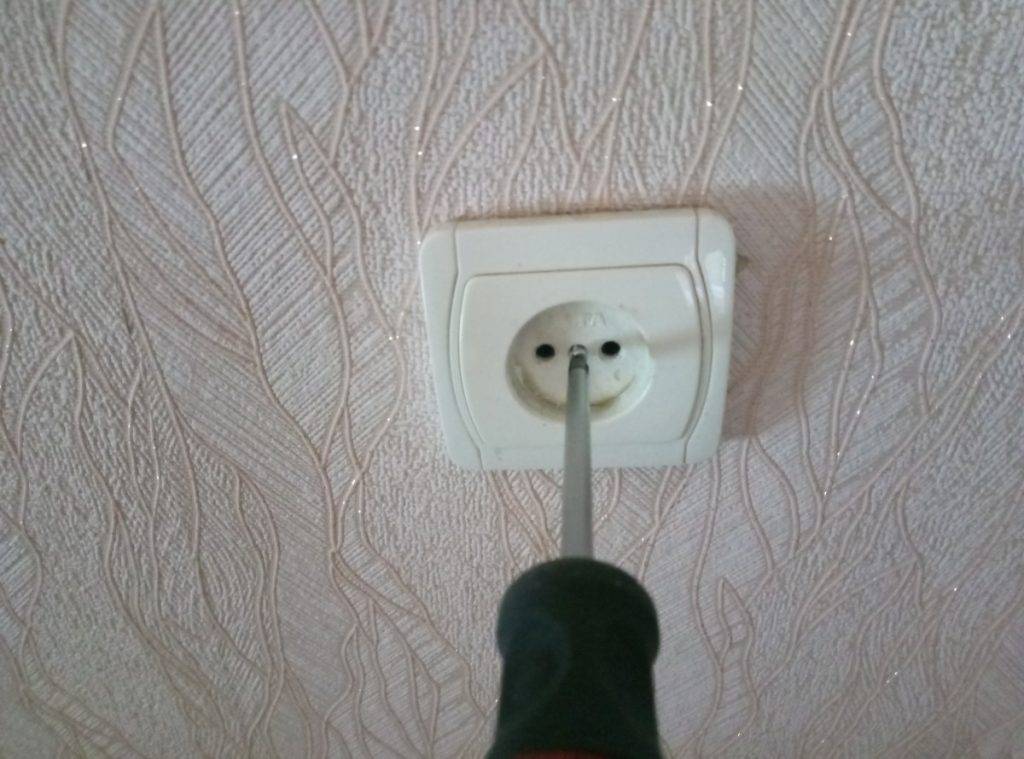 Свет есть розетки не работают что делать